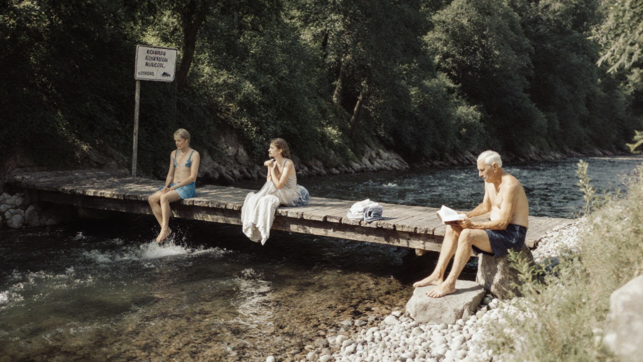 Pokojné koupání v řece Jizera v Rokytnici nad Jizerou, lidé bez koupacích potahů, jen ručníky a klid.