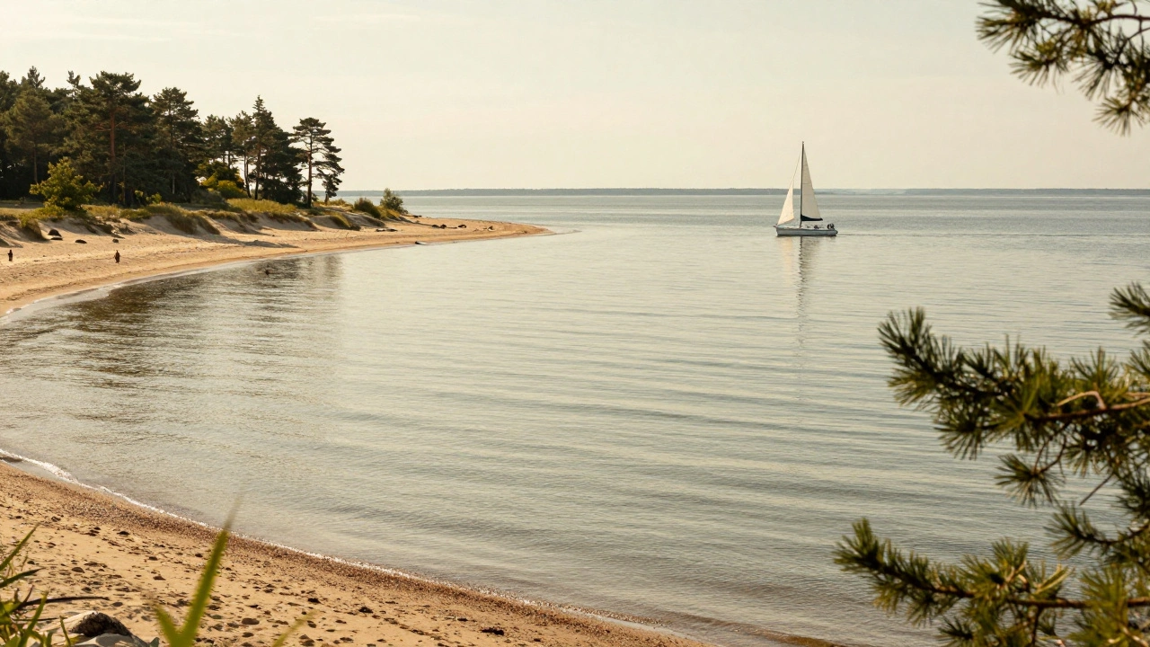 Poloostrov Hel v létě, klidné teplé moře, plavci v mělké vodě a dny s jasným nebem
